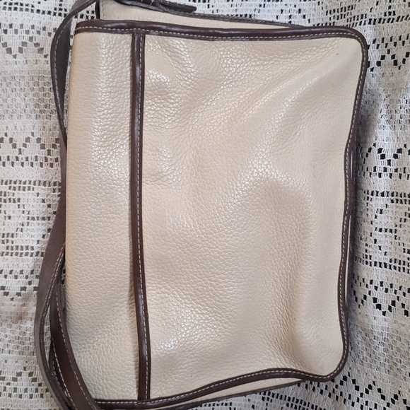 Elegant Cream and Brown Leather Bag with Gold Accent - Picture 3 of 8